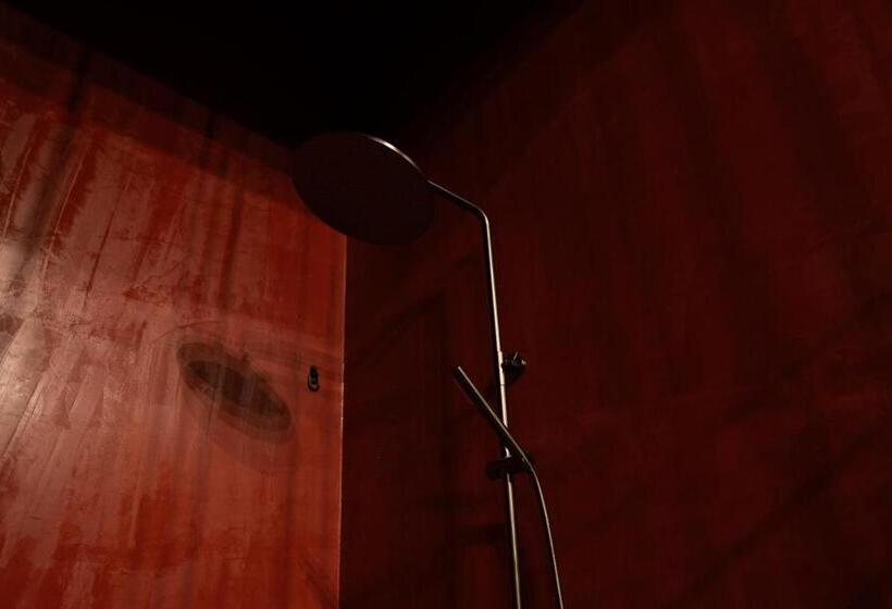 جناح سوبيريور, Hush Hush