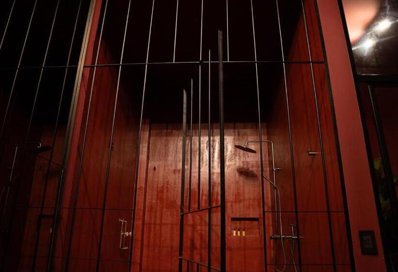 جناح سوبيريور, Hush Hush