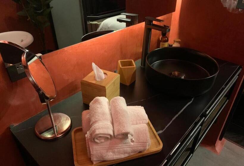 جناح سوبيريور, Hush Hush