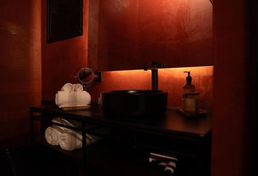 جناح سوبيريور, Hush Hush