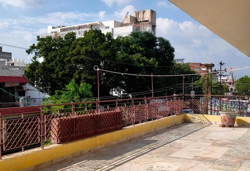 اتاق استاندارد با تراس, Yatri Niwas Kidwainagar