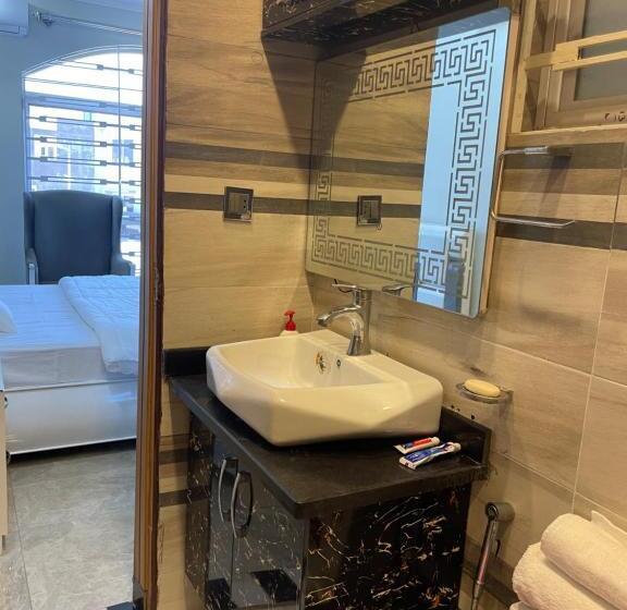اتاق لوکس با بالکن, Bahria Holliday Home 2