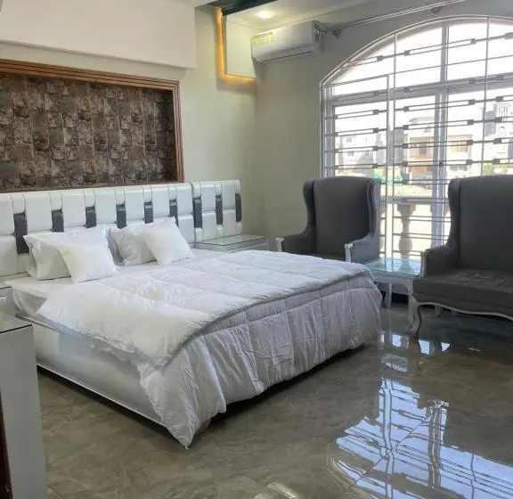اتاق لوکس با بالکن, Bahria Holliday Home 2