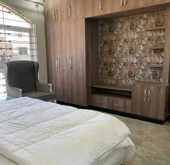اتاق لوکس با بالکن, Bahria Holliday Home 2