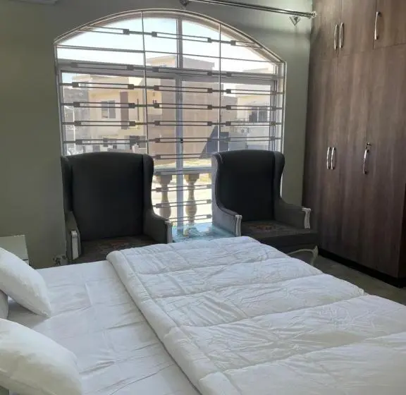 اتاق لوکس با بالکن, Bahria Holliday Home 2