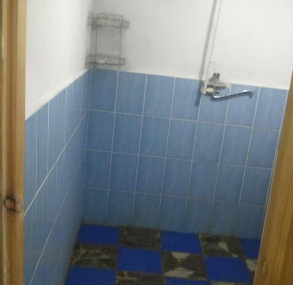 חדר סטנדרטי לארבעה עם חדר אמבטיה משותף, Shiringul Guesthouse In Nuratau Mountain