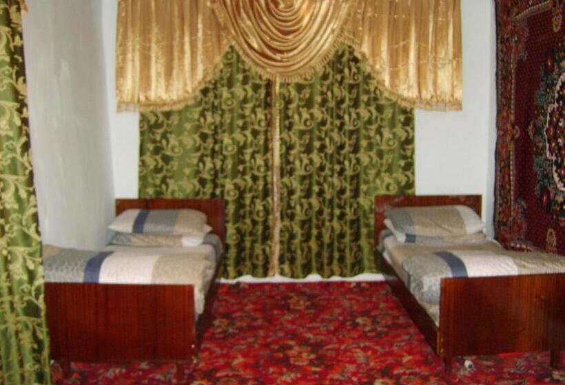 חדר סטנדרטי לארבעה עם חדר אמבטיה משותף, Shiringul Guesthouse In Nuratau Mountain