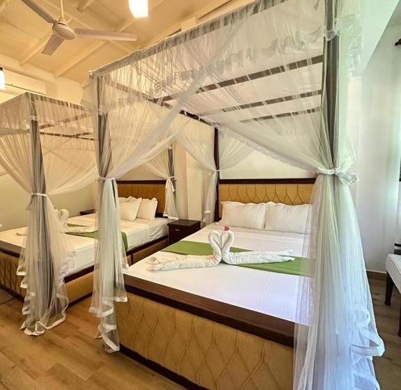 Номер Стандарт Трехместный, Tharumini Villa