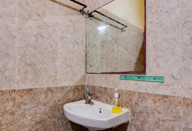 اتاق اجرایی سه نفره, Brill A G Star 500m From International Airport