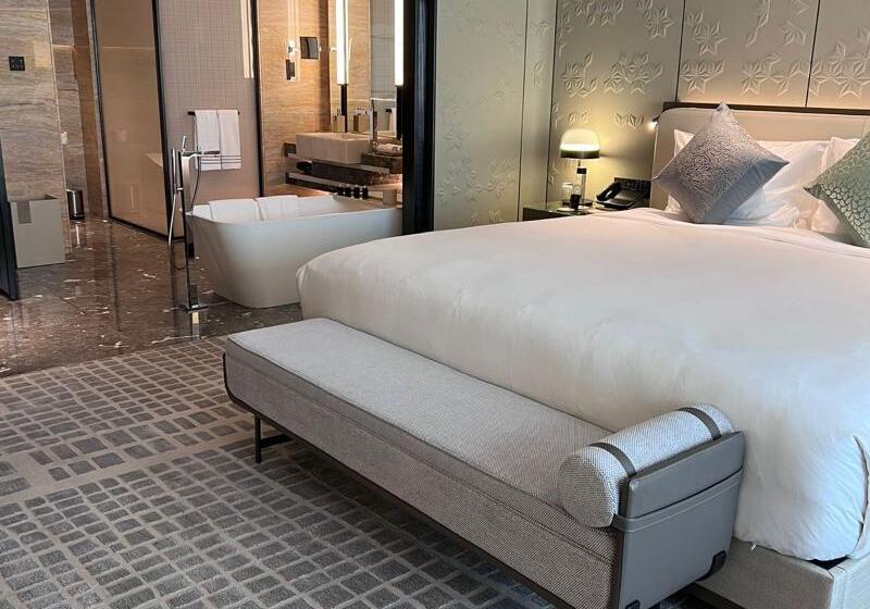 סוויטת פרמיום, Narcissus The Royal