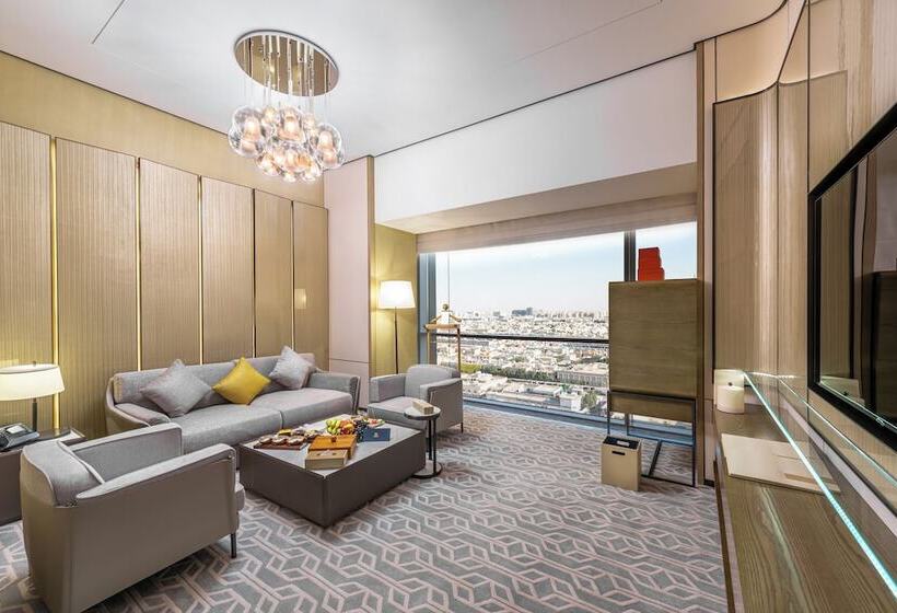 סוויטת ג'וניור, Narcissus The Royal