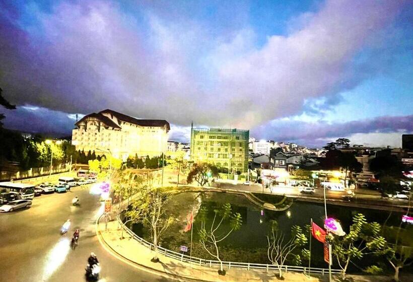 اتاق استاندارد با بالکن, Trung đức