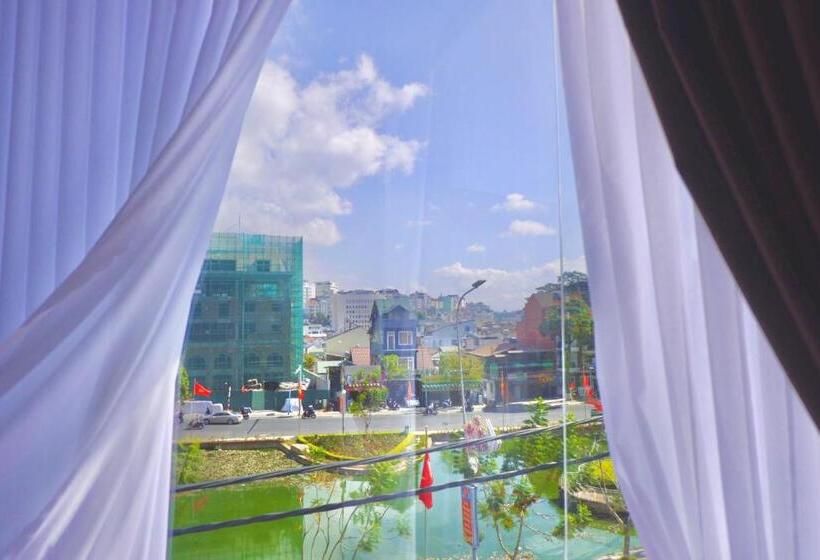 اتاق استاندارد با بالکن, Trung đức