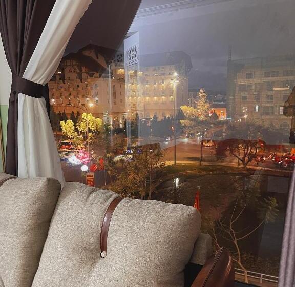 اتاق استاندارد با بالکن, Trung đức