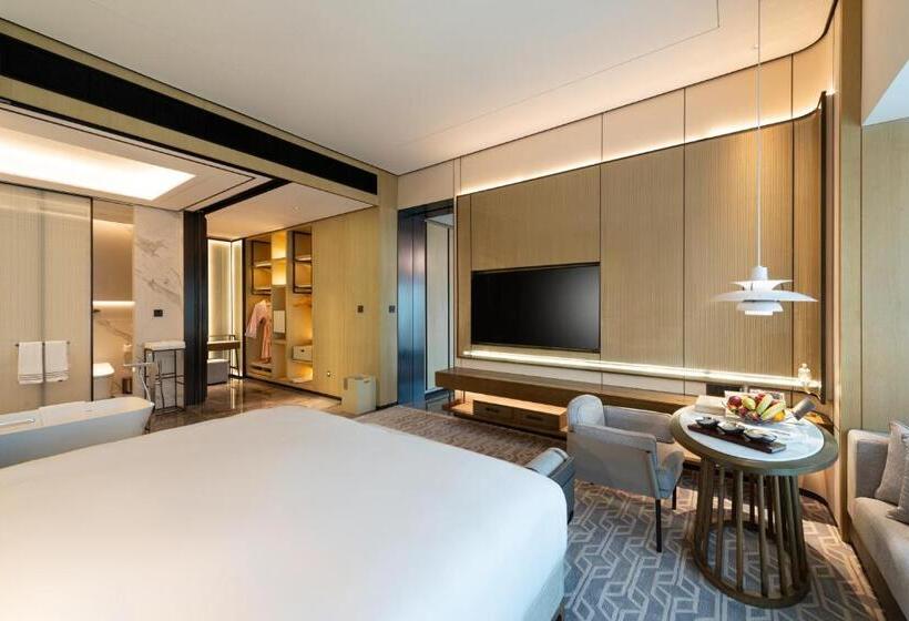 סוויטת ג'וניור, Narcissus The Royal