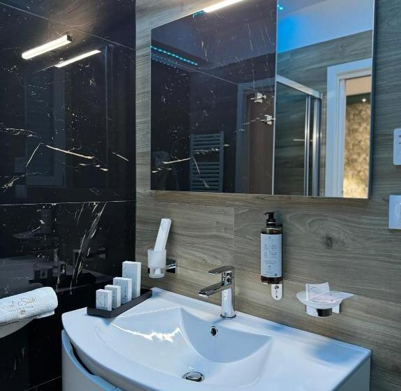 اتاق لوکس با بالکن, Le Suite Piazza Nuova