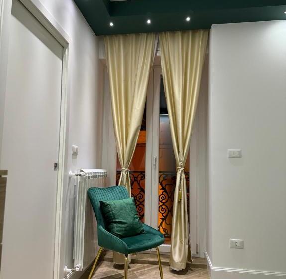 اتاق لوکس با بالکن, Le Suite Piazza Nuova