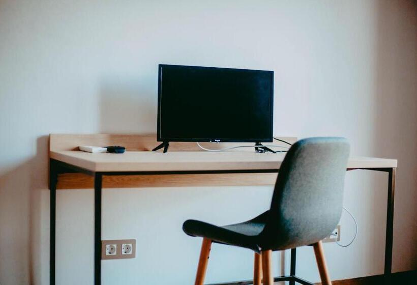 스탠다드 트리플 발코니 룸, Hostal Restaurant Mussons Vins