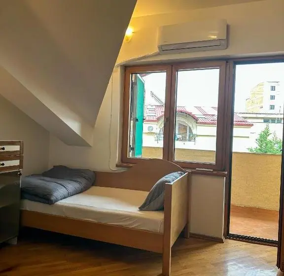 تختخواب در اتاق مشترک, My Mother S House Hostel