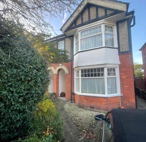 اتاق یک تخته با چشم‌انداز باغ, Central Poole Spacious Room In Edwardian House