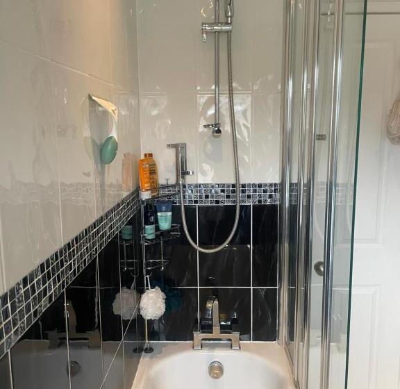 اتاق یک تخته با چشم‌انداز باغ, Central Poole Spacious Room In Edwardian House