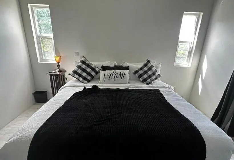 اتاق لوکس با بالکن و چشم‌انداز دریا, Belle La Maye Bed And Breakfast Villa