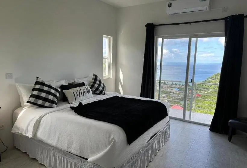 اتاق لوکس با بالکن و چشم‌انداز دریا, Belle La Maye Bed And Breakfast Villa