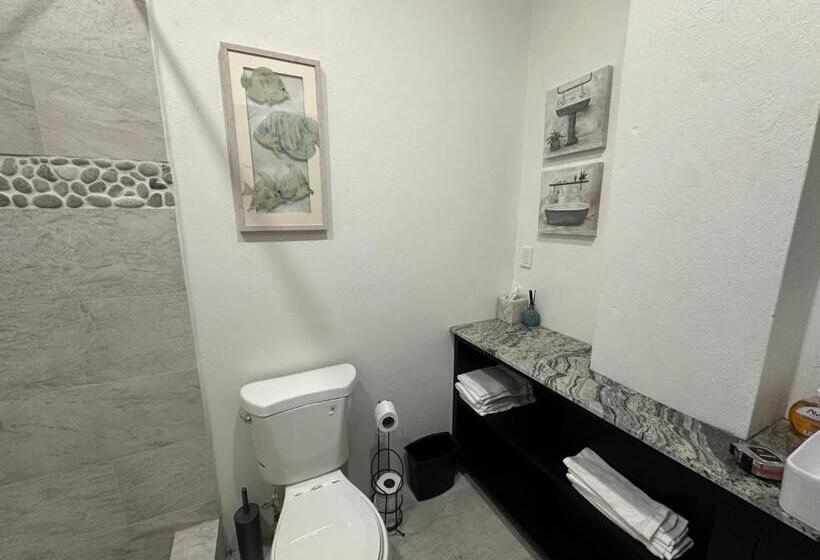 اتاق لوکس با بالکن و چشمانداز دریا, Belle La Maye Bed And Breakfast Villa