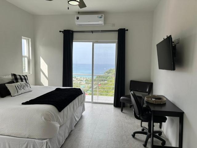 اتاق لوکس با بالکن و چشمانداز دریا, Belle La Maye Bed And Breakfast Villa