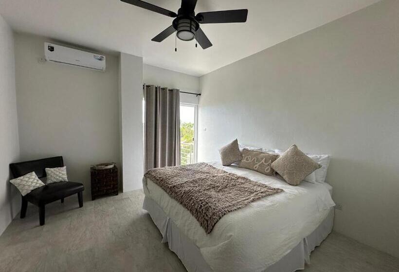 اتاق لوکس با بالکن و چشم‌انداز دریا, Belle La Maye Bed And Breakfast Villa