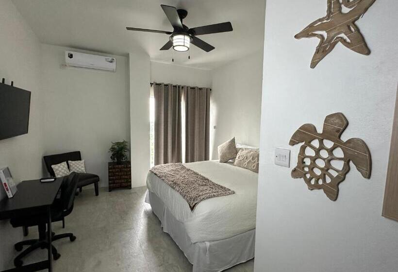 اتاق لوکس با بالکن و چشمانداز دریا, Belle La Maye Bed And Breakfast Villa