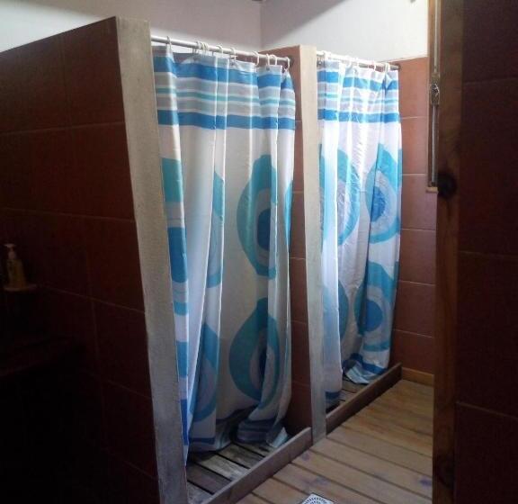 غرفة قياسية رباعية, Je Nous Casa