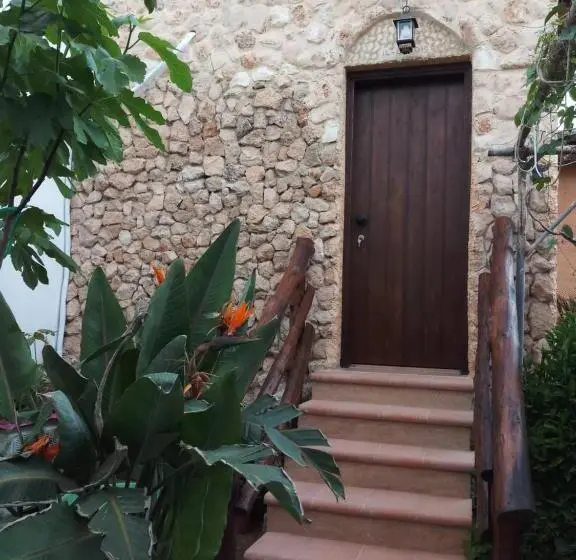 デラックスルーム, Mystery Garden Guest House