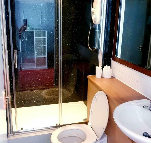 חדר משפחתי, The Grey Horse