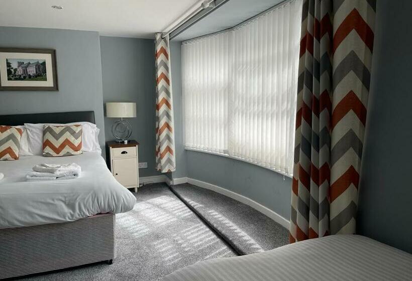 חדר משפחתי, The Grey Horse