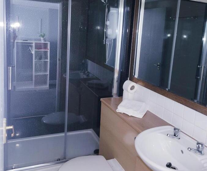 חדר משפחתי, The Grey Horse