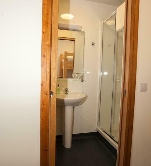 חדר סטנדרט לשלושה עם מיטת קומתיים, Black Isle Bar & Rooms