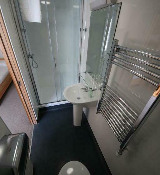 חדר סטנדרט לשלושה עם מיטת קומתיים, Black Isle Bar & Rooms