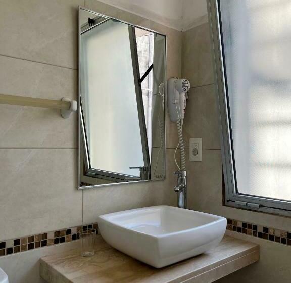 غرفة قياسية ثلاثية, Lobato