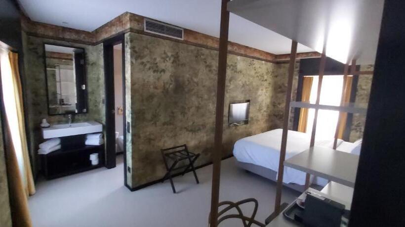 Family Room, Pateo   Lisbon Lounge Suites