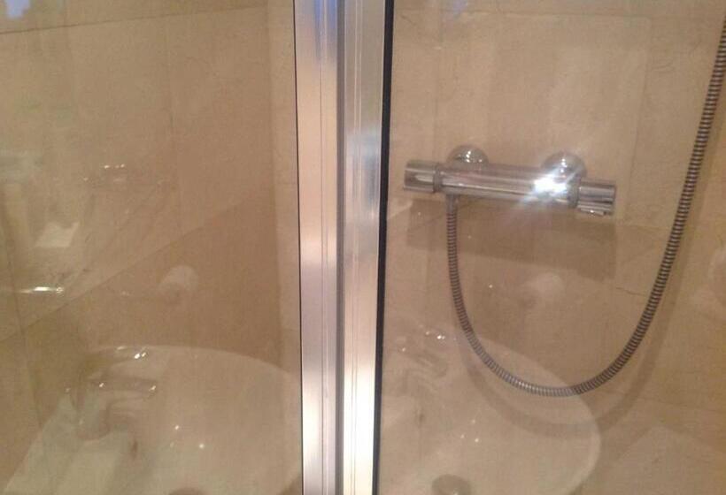 חדר סטנדרט לשלושה, Sergul