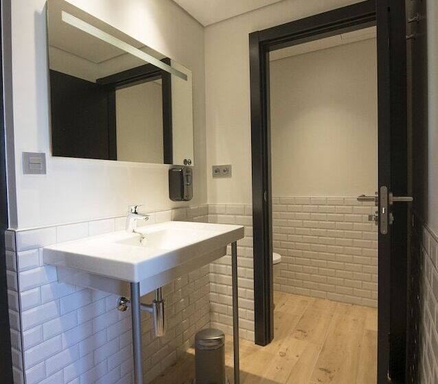 Perhehuone, Koisi Hostel