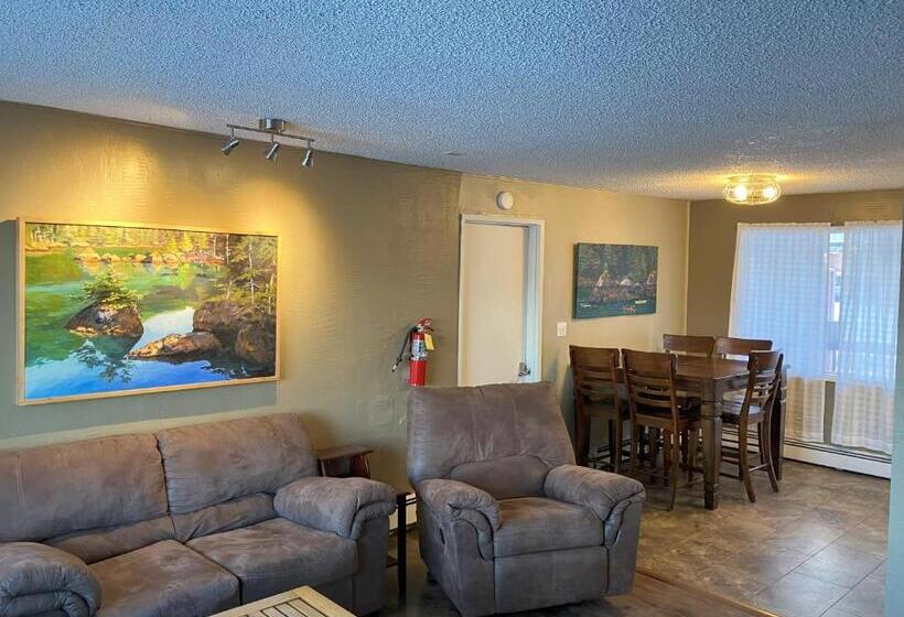 غرفة قياسية ثلاثية, Halibut House