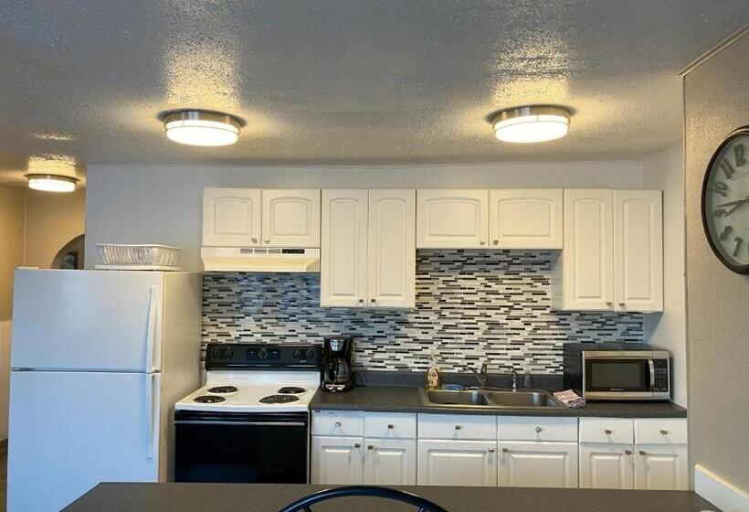 غرفة قياسية مطلّة علي حمام السباحة, Halibut House