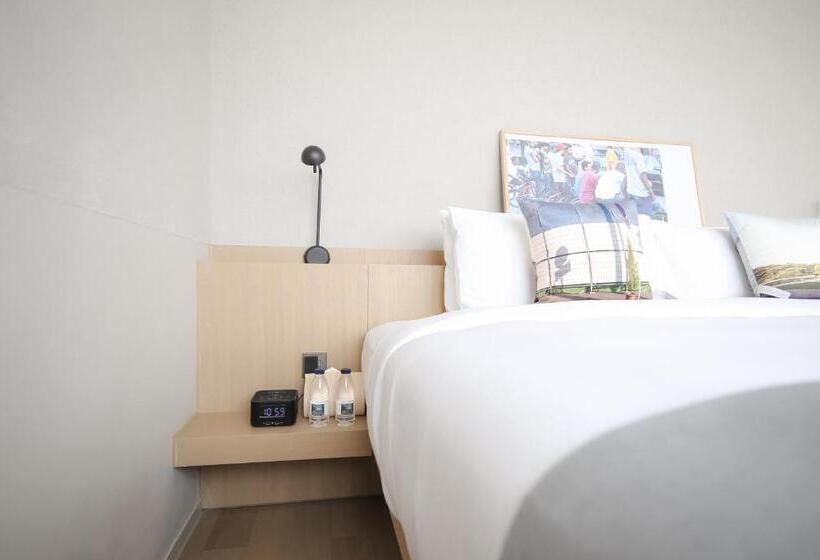 Suite Deluxe, Read And Rest