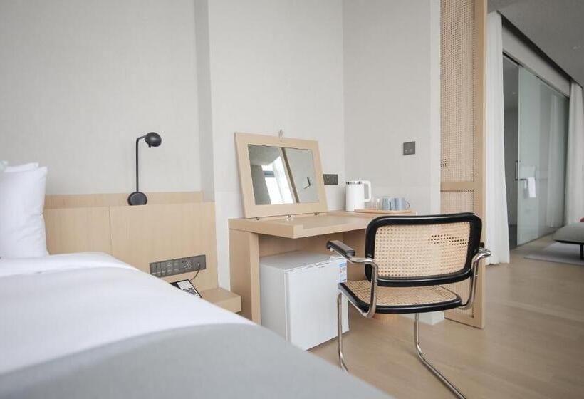 Suite Deluxe, Read And Rest