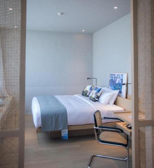 Suite Deluxe, Read And Rest