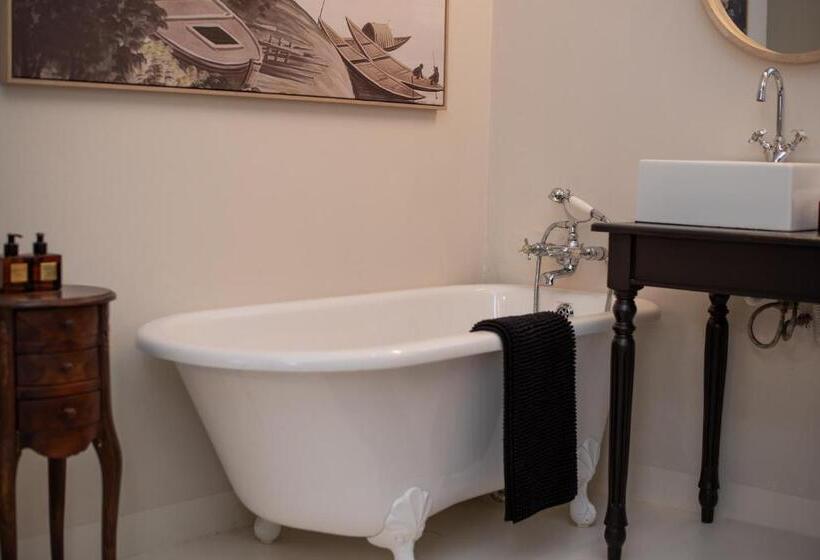 ガーデンビュースタンダードルーム, The Ivory Haus