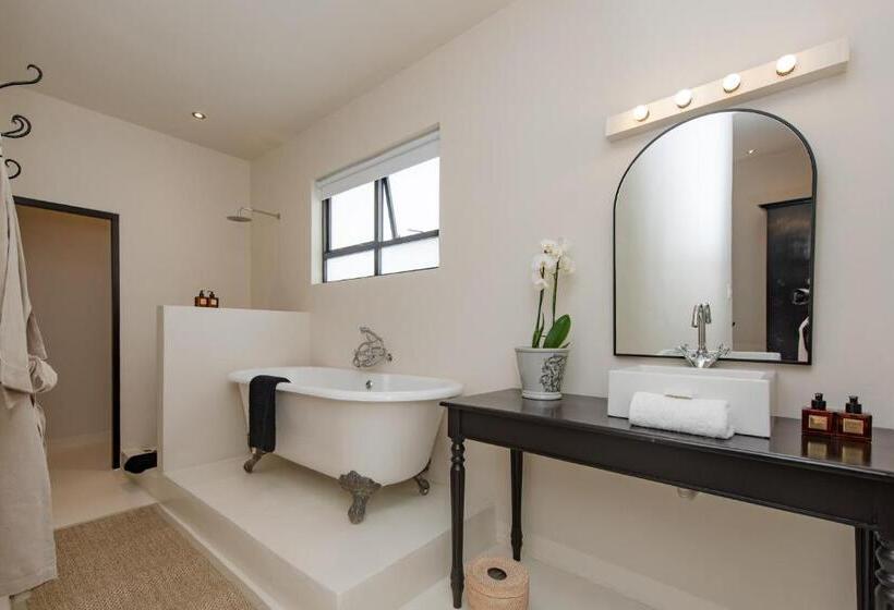 スタンダードルーム, The Ivory Haus