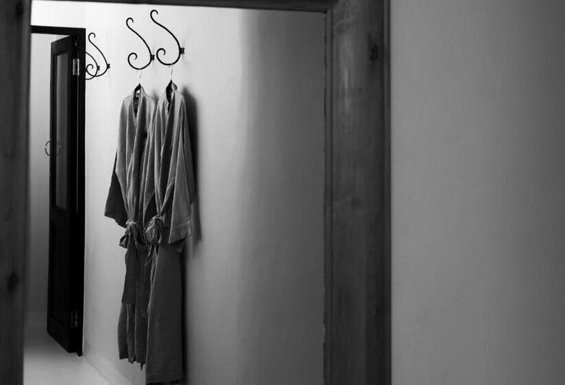 スタンダードルーム, The Ivory Haus